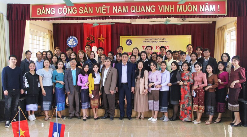 Khoa KHXH&NV kết hợp với phòng Đào tạo - QLKH&HTQT tổ chức Kỷ niệm 45 năm Quốc khánh nước CHDCND Lào (2/12-1975-2/12/2020) và Toạ đàm