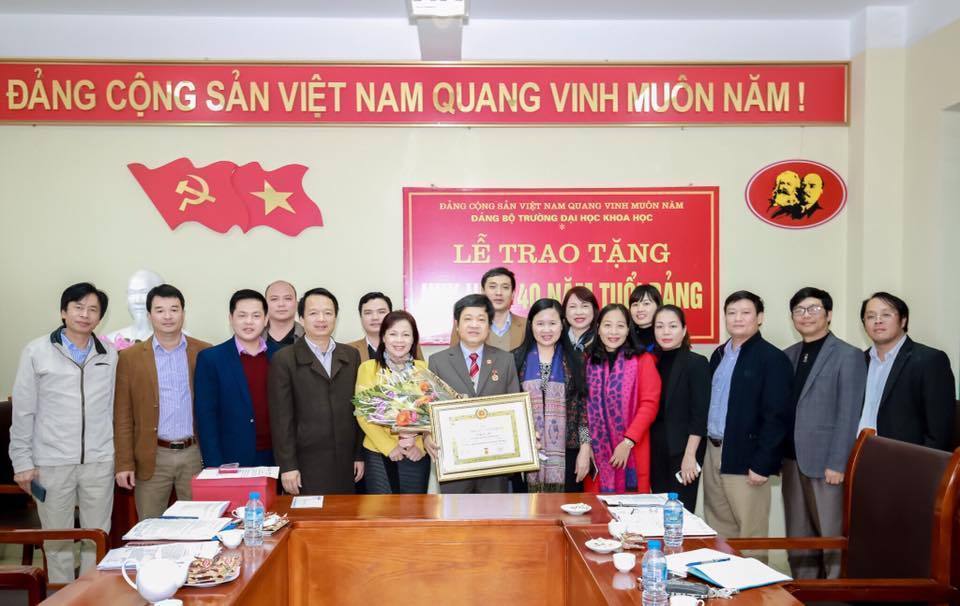Lễ trao tặng Huy hiệu 40 năm tuổi Đảng cho đồng chí Lê Quang Dực – Đảng viên chi bộ Khoa Luật và Quản lý xã hội