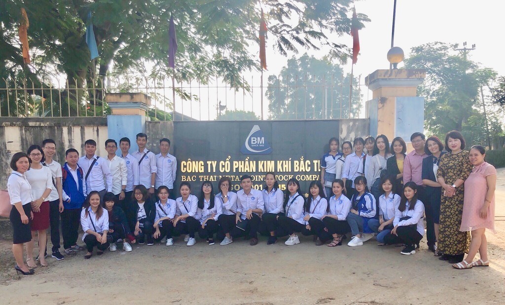 Sinh viên ngành Khoa học quản lý tìm hiểu về quản trị doanh nghiệp tại Công ty Cổ phần kim khí Bắc Thái