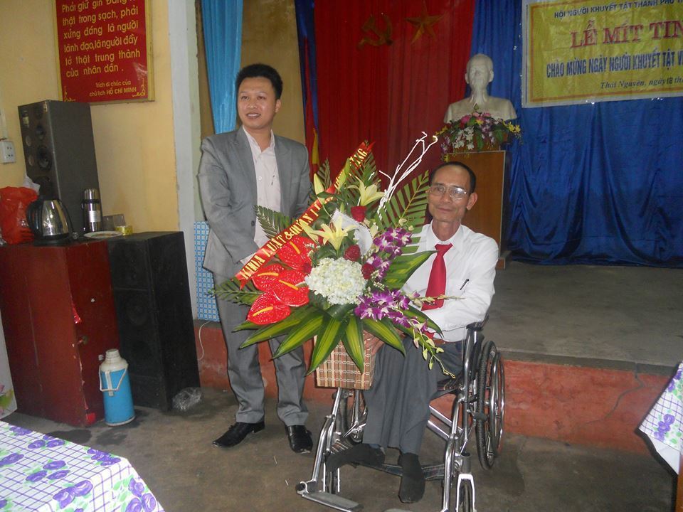 TS. Nguyễn Công Hoàng tặng quà và hoa cho Hội 
