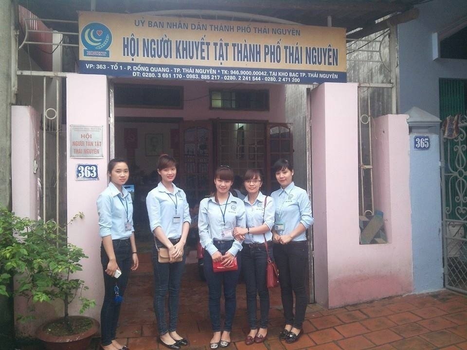 Nhóm sinh viên tới nhà bác Lộc - chủ tịch Hội Người khuyết tật TP TN
