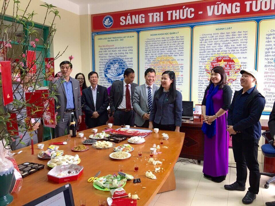 Ban Giám hiệu Trường Đại học Khoa học tới chúc mừng năm mới Khoa Luật và Quản lý xã hội