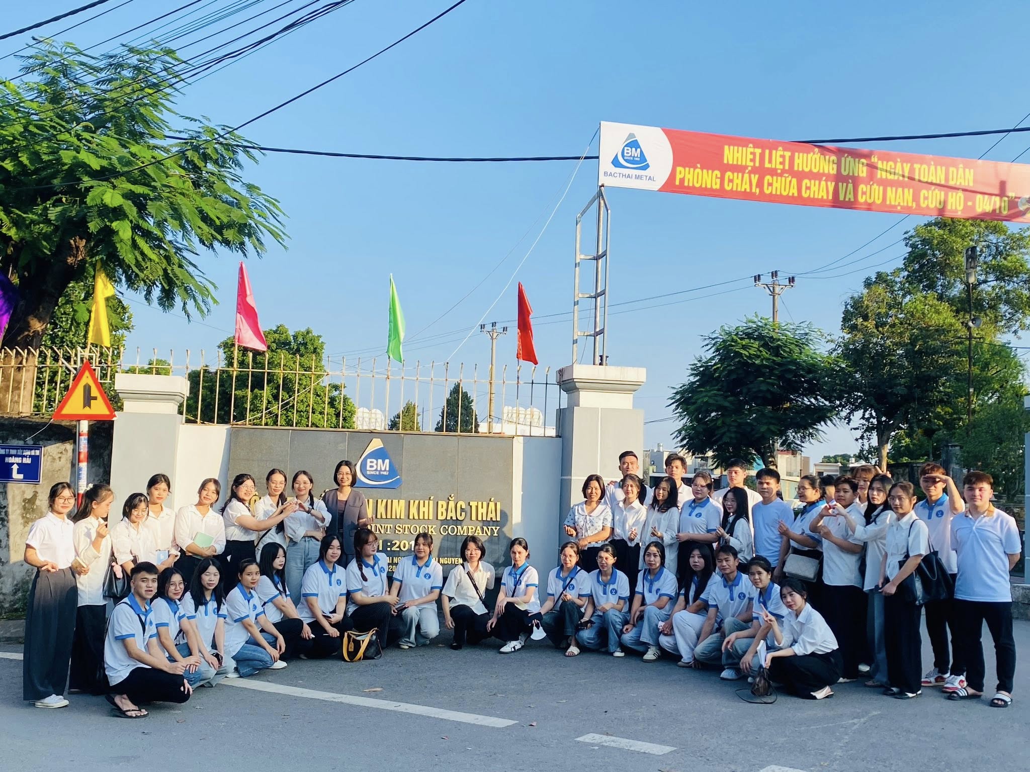 GIẢNG VIÊN, SINH VIÊN NGÀNH KHOA HỌC QUẢN LÝ TRẢI NGHIỆM THỰC TẾ TẠI DOANH NGHIỆP