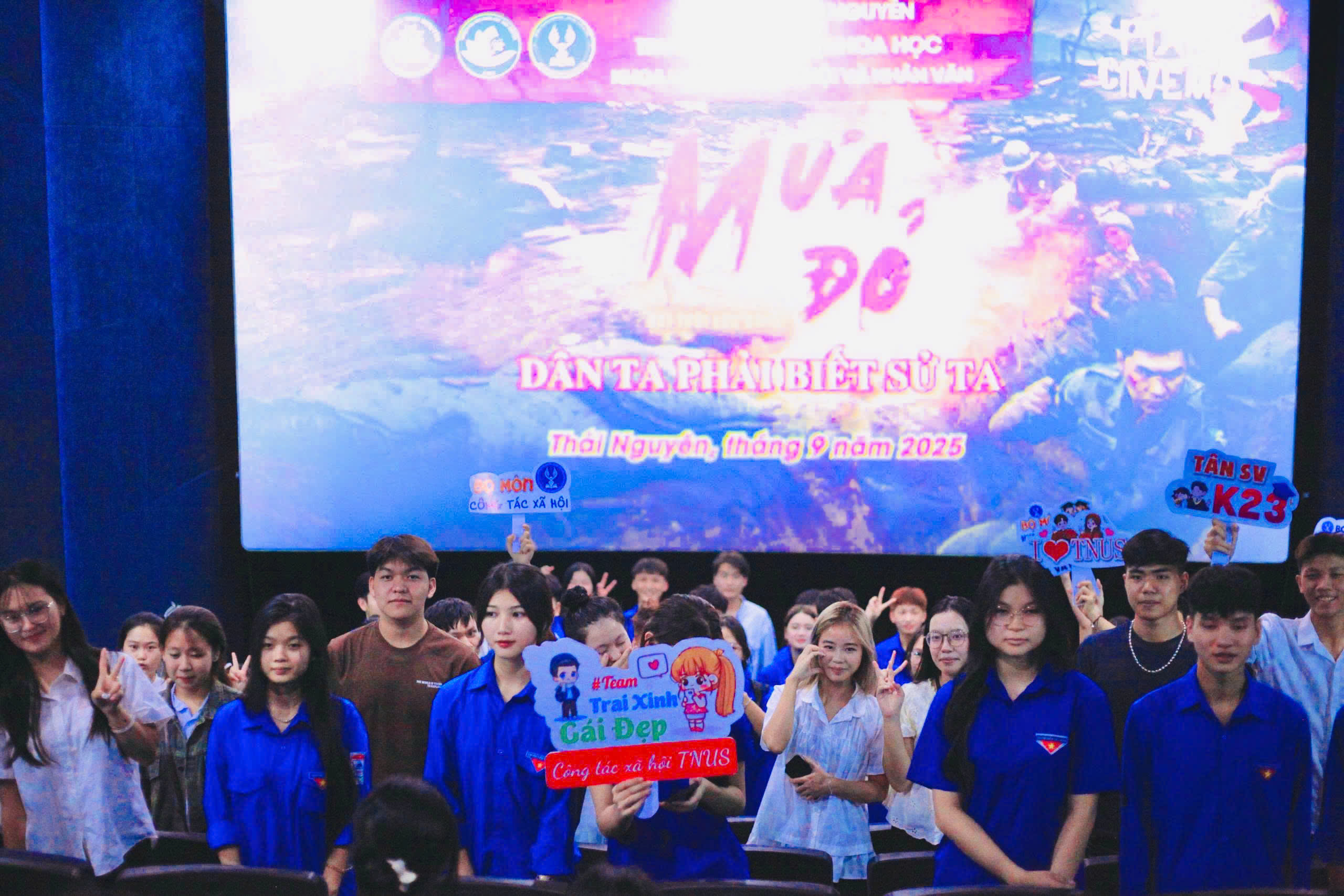 Khoa Khoa học Xã hội và Nhân văn tổ chức cho sinh viên các khóa xem phim Mưa đỏ