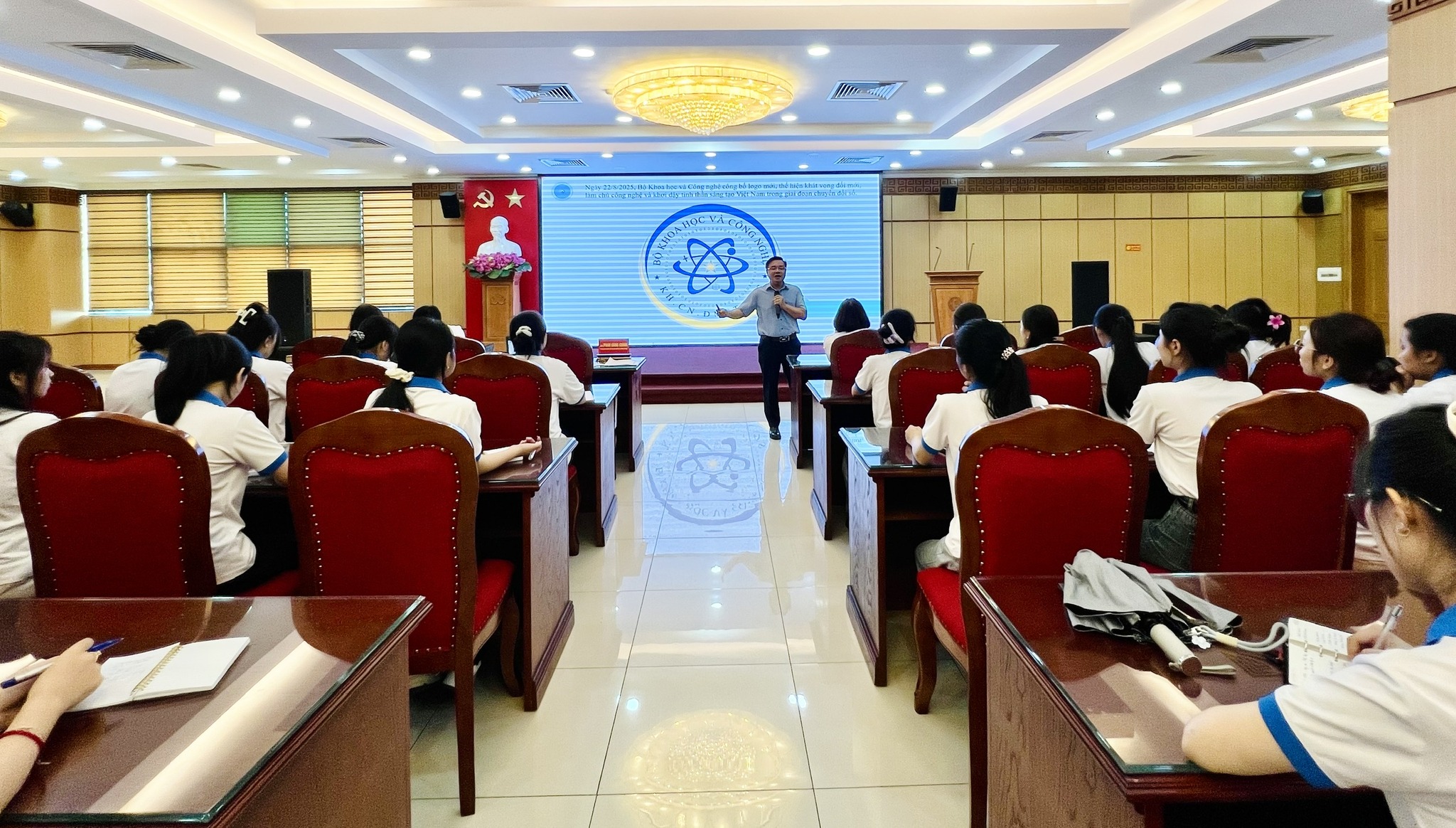 SINH VIÊN NGÀNH KHOA HỌC QUẢN LÝ (KHÓA K22 & K23) KHỞI ĐỘNG CHUYẾN THỰC TẾ CHUYÊN MÔN ĐẦY Ý NGHĨA TẠI TỈNH QUẢNG NINH