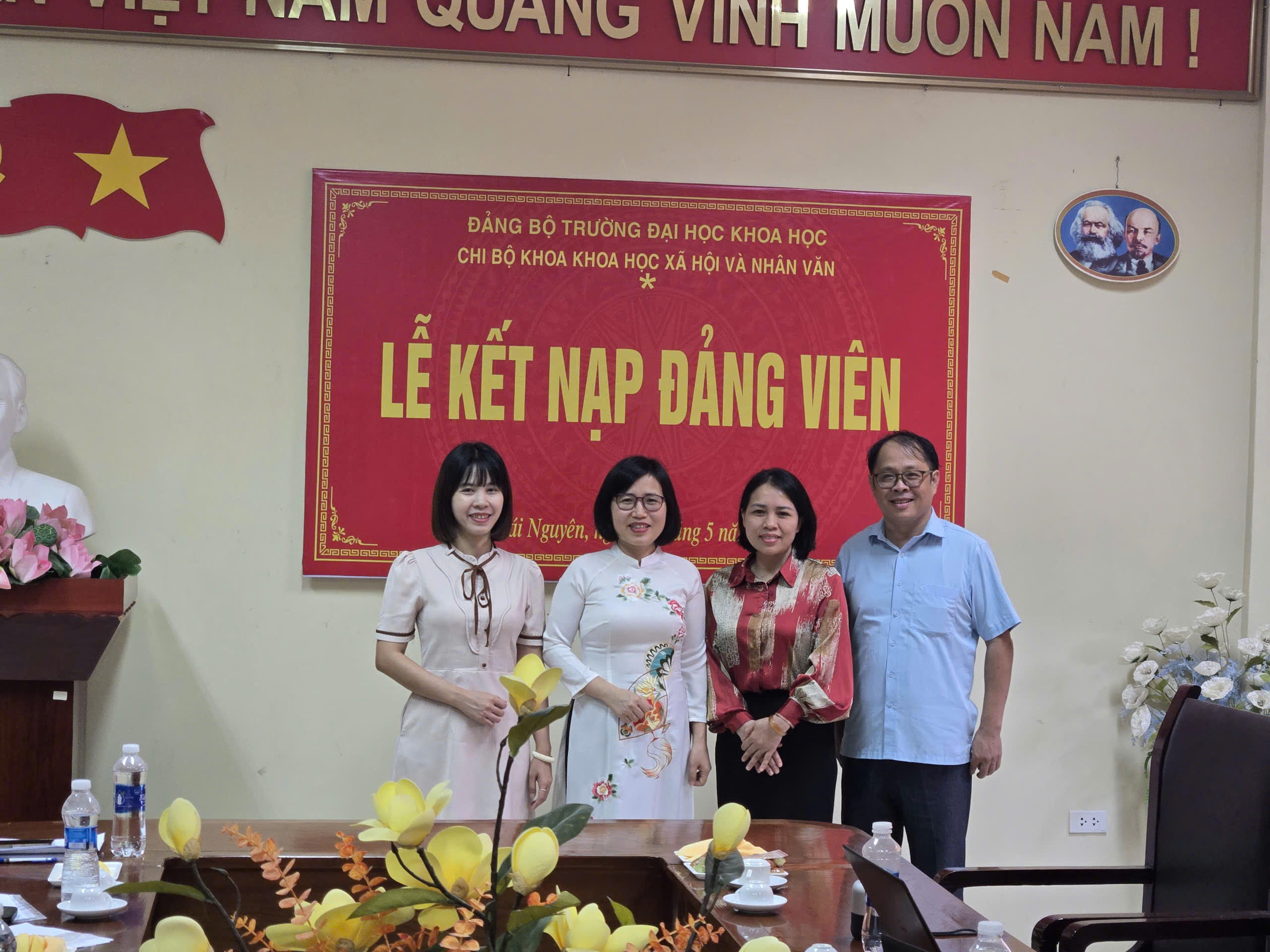 Đẩy mạnh công tác phát triển Đảng, thêm sức trẻ cho tổ chức tại chi bộ Khoa Khoa học xã hội và Nhân văn