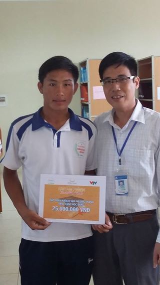 Sinh viên Sùng Văn Ngài nhận học bổng của VTV6 và Tập đoàn Khách sạn Mường Thanh