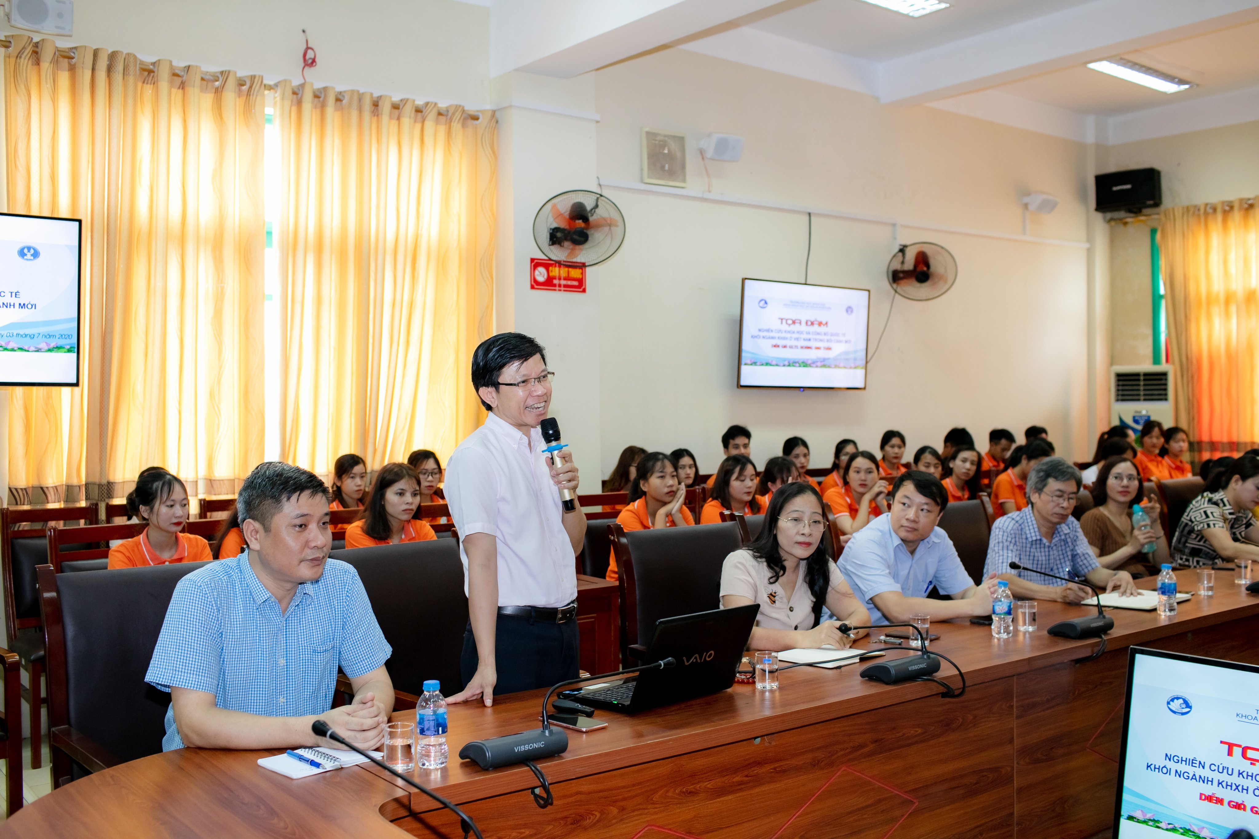 GS. TS. Hoàng Anh Tuấn chia sẻ kinh nghiệm với thầy trò trường Đại học Khoa học