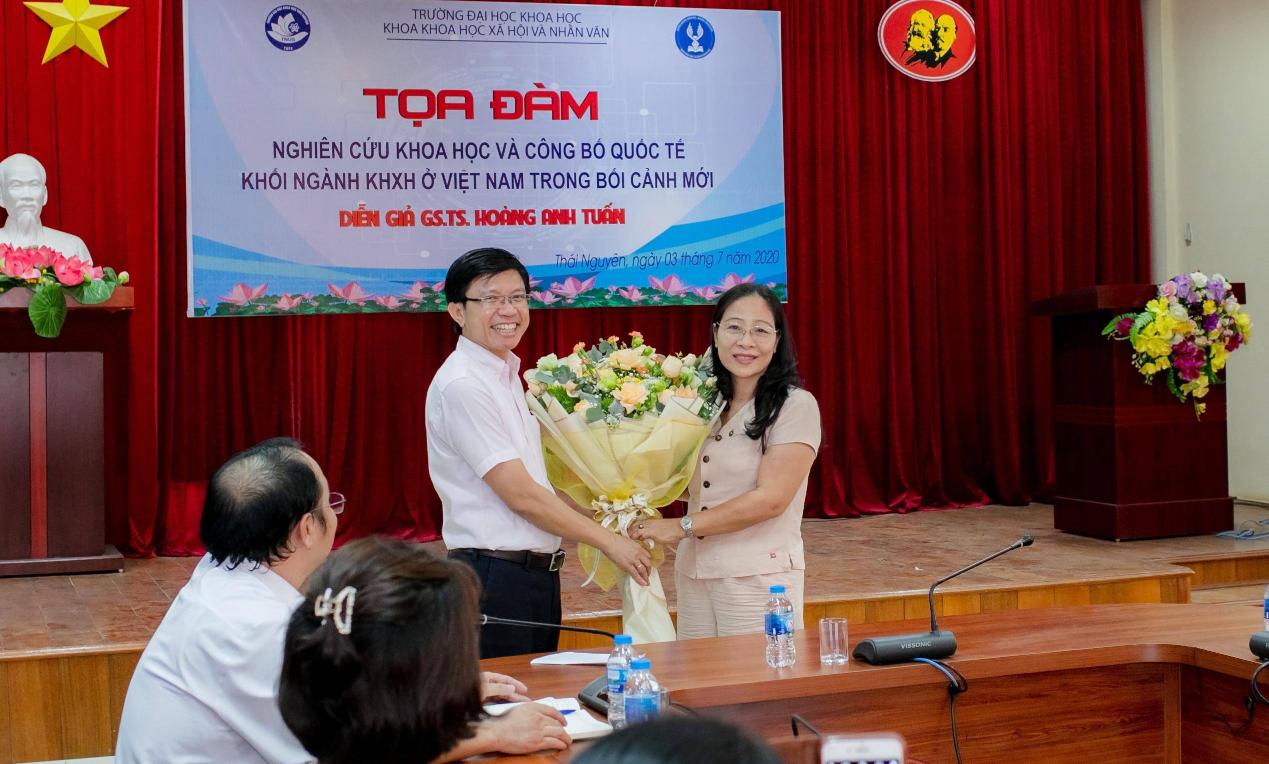 PGS. TS. Phạm Thị Phương Thái tặng hoa cảm ơn GS. Hoàng Anh Tuấn